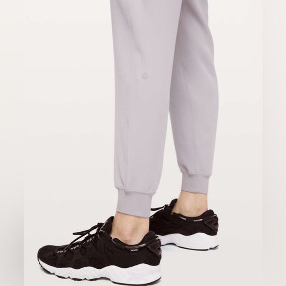 NWT Lululemon On The Fly Jogger in Silverscreen - Picture 7 of 8